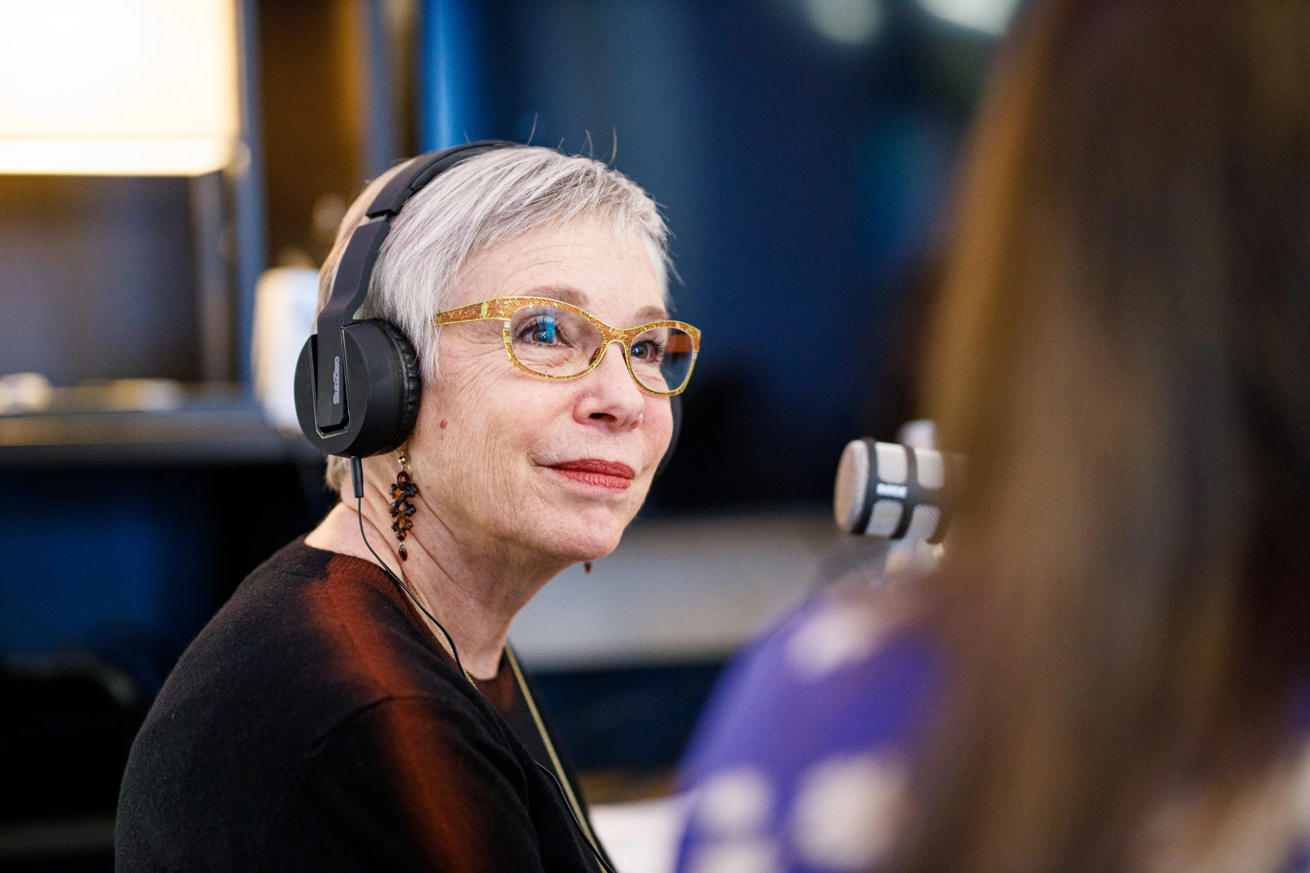 Tracy Metz tijdens een radio interview
